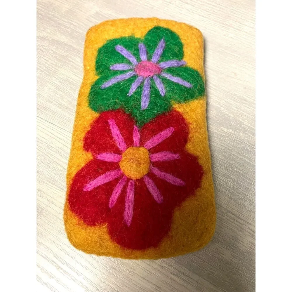 Wool glasses holder with flowers